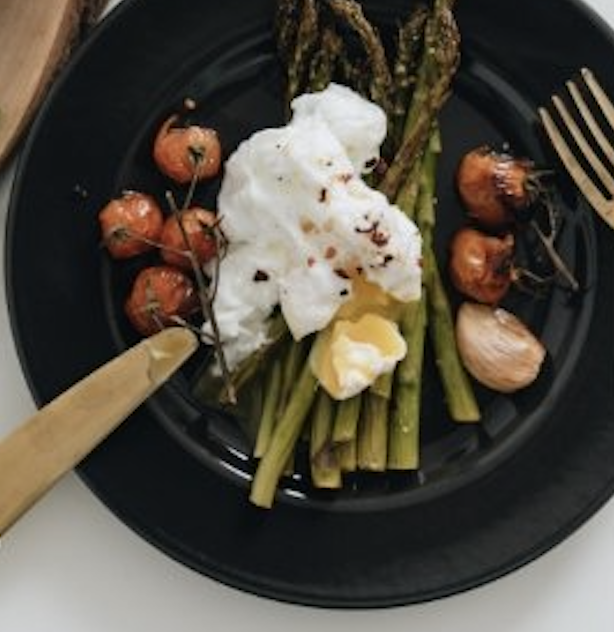 asparagus with tomato and butter